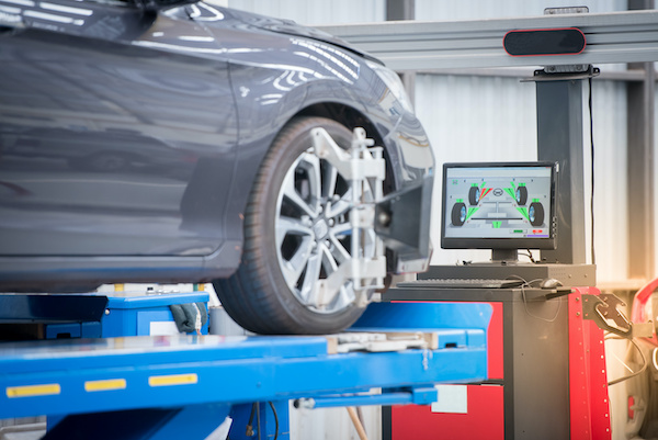 5 Signs it’s Time for a Wheel Alignment 